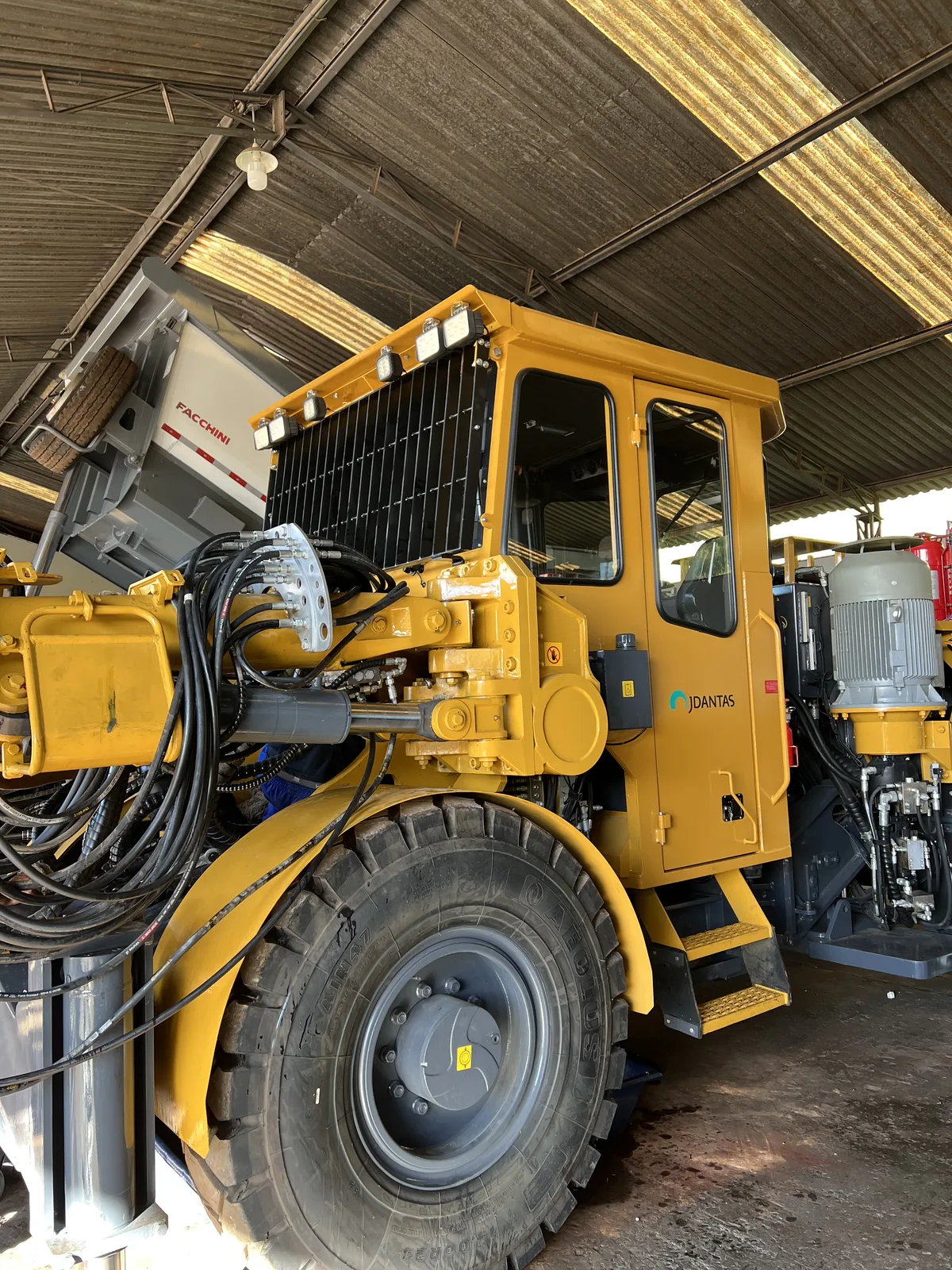 Perfuratriz XCMG com cabine BH